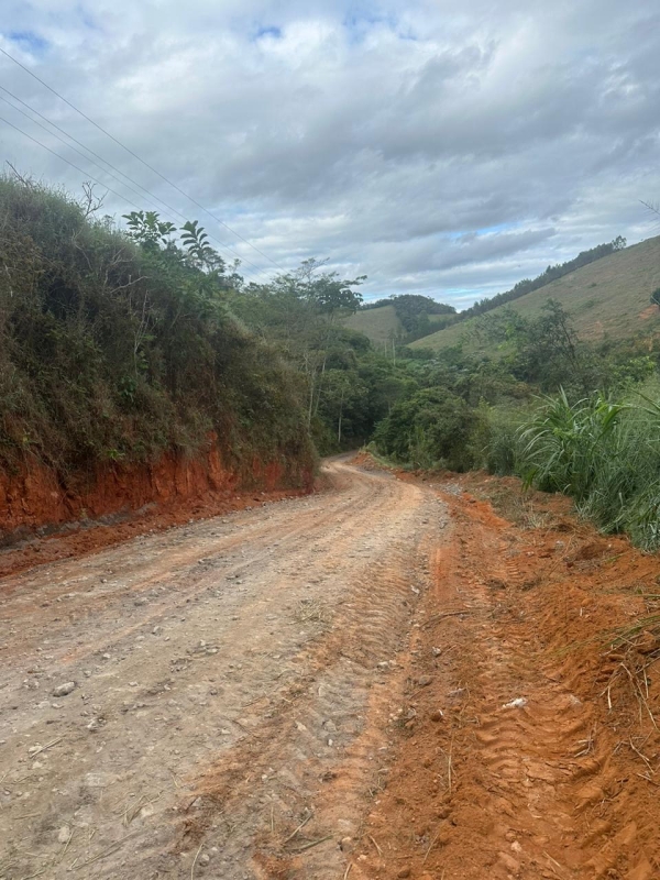 SECRETARIA DE AGRICULTURA REALIZA CASCALHAMENTO NAS ESTRADAS DO QUINTÃO
