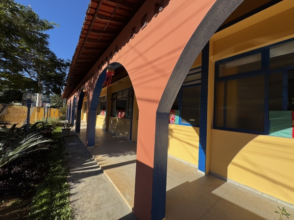 AVANÇA A PINTURA DA ESCOLA MUNICIPAL NOSSA SENHORA DA SAÚDE