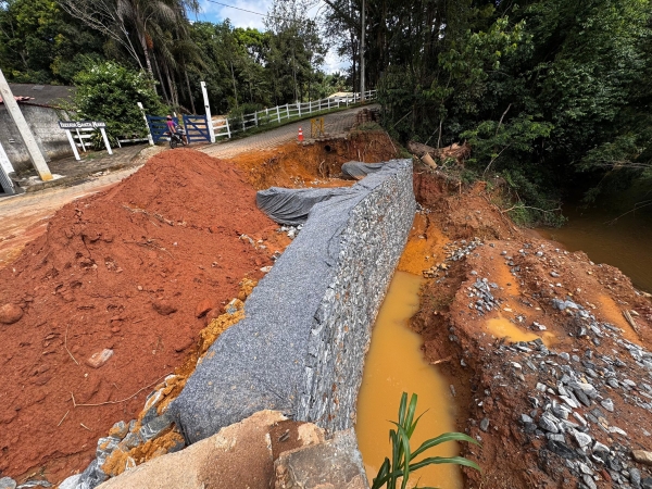 OBRA DE RECUPERA&Ccedil;&Atilde;O DO MURO DE CONTEN&Ccedil;&Atilde;O NA PONTE DA RUA DA OUTRA BANDA EM DOM SILV&Eacute;RIO AVAN&Ccedil;A