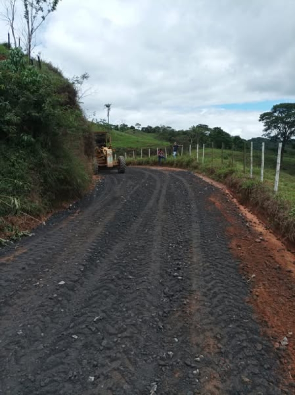 PREFEITURA REALIZA PATROLAMENTO E CASCALHAMENTO DA BIQUINHA