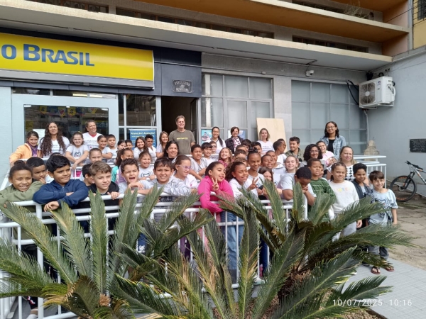 ALUNSO DA EMNSS REALIZAM O PROJETO  &ldquo;ADMINISTRA&Ccedil;&Atilde;O P&Uacute;BLICA: ATUA&Ccedil;&Atilde;O LOCAL DO PODER EXECUTIVO"