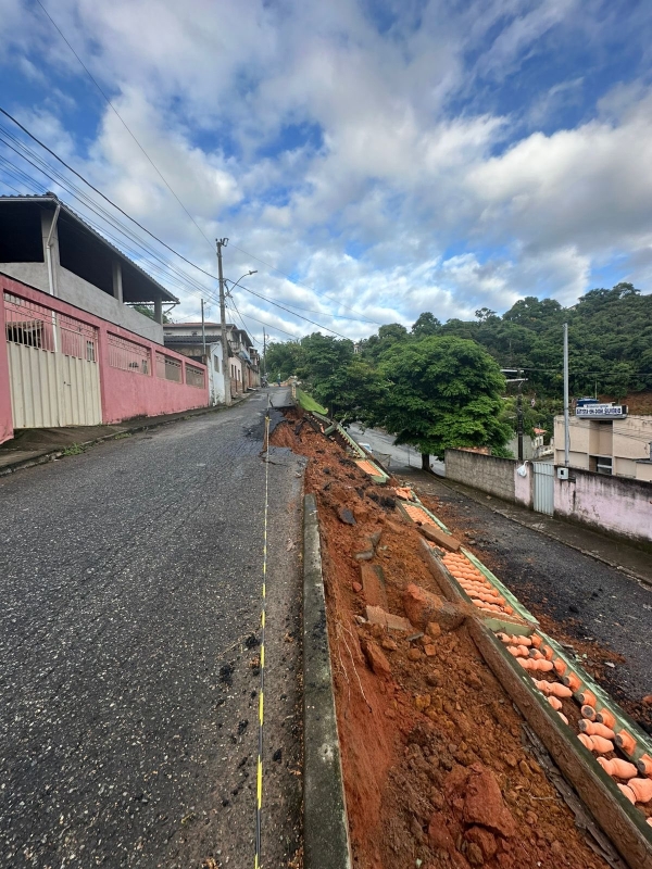 DESABAMENTO DE MURO NO BAIRRO S&Atilde;O GERALDO MOBILIZA PREFEITURA DE DOM SILV&Eacute;RIO