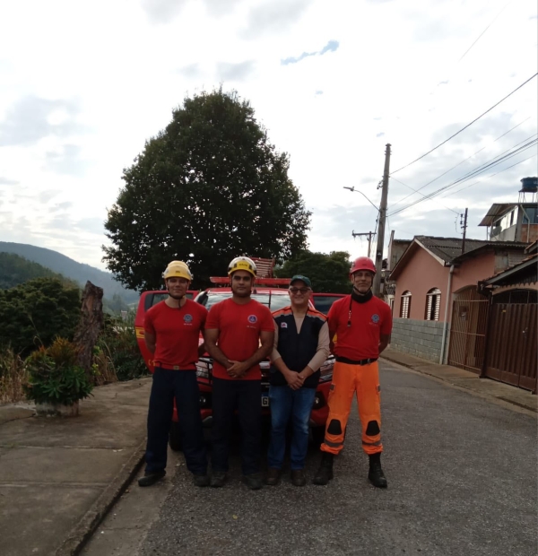 BOMBEIROS REALIZAM CORTE DE ÁRVORES EM ÁREA DE RISCO
