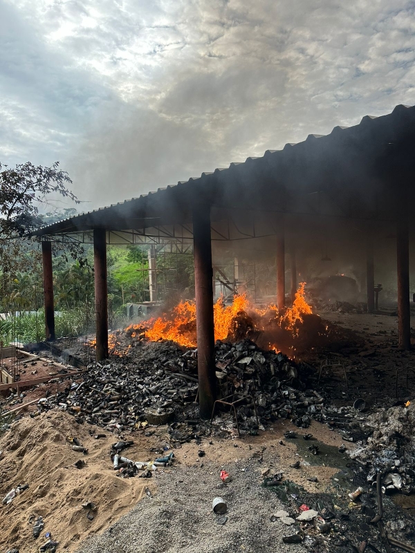 INCÊNDIO DESTRÓI USINA DE TRIAGEM E COMPOSTAGEM (UTC)