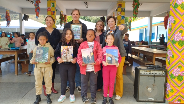 PREFEITURA ENTREGA CADERNOS PARA ALUNOS DA REDE MUNICIPAL