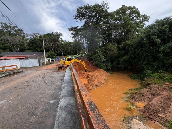 PREFEITURA DE DOM SILV&Eacute;RIO INICIA RECONSTRU&Ccedil;&Atilde;O DE CONTEN&Ccedil;&Atilde;O E DRENAGEM NA PONTE DA RUA CORONEL MARTINS COTTA