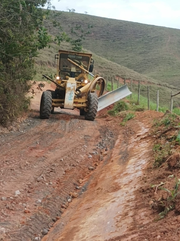 SECRETARIA DE AGRICULTURA ATUA NA MELHORIA DE ESTRADAS NA COMUNIDADE DO QUINTÃO