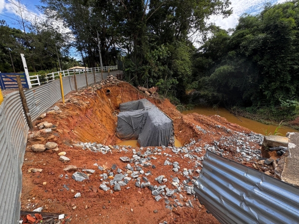 DOM SILV&Eacute;RIO AVAN&Ccedil;A NA CONSTRU&Ccedil;&Atilde;O DE MURO DE CONTEN&Ccedil;&Atilde;O NO CENTRO