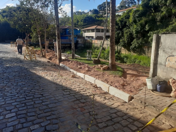 SECRETARIA DE OBRAS INICIA REVITALIZAÇÃO DE ÁREA ANEXA  A PONTE DA PEDRA BRANCA