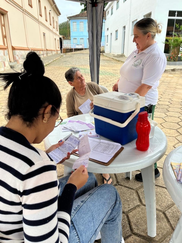 TENDA DA SA&Uacute;DE NO ADRO DA IGREJA MATRIZ LEVA ATENDIMENTO E PREVEN&Ccedil;&Atilde;O &Agrave; COMUNIDADE.