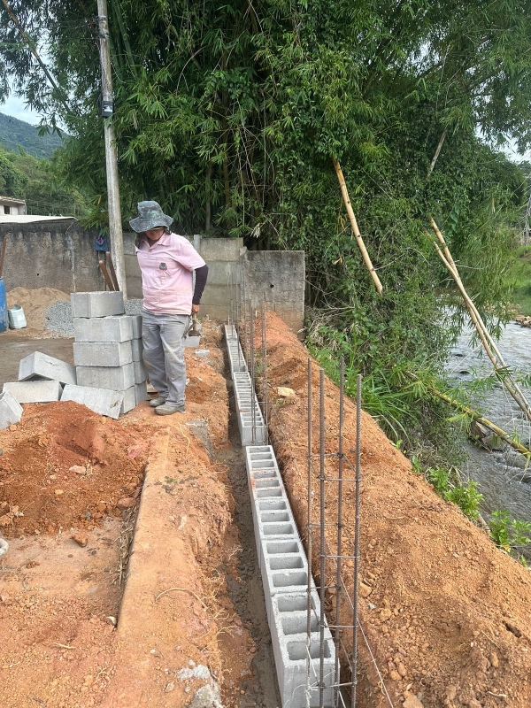 SECRETARIA DE OBRAS CONSTRÓI NOVO GUARDA-CORPO NO BAIRRO PONTILHÃO