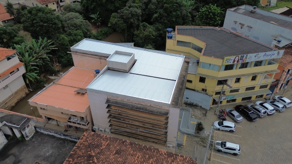 SECRETARIA DE OBRAS CONCLUI INSTALAÇÃO DE COBERTURA METÁLICA NO PRÉDIO DA PREFEITURA