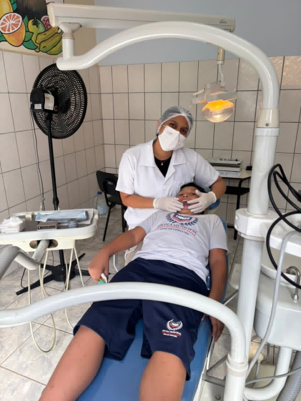 ODONTO EM A&Ccedil;&Atilde;O LEVA SA&Uacute;DE BUCAL A CRIAN&Ccedil;AS E IDOSOS EM DOM SILV&Eacute;RIO